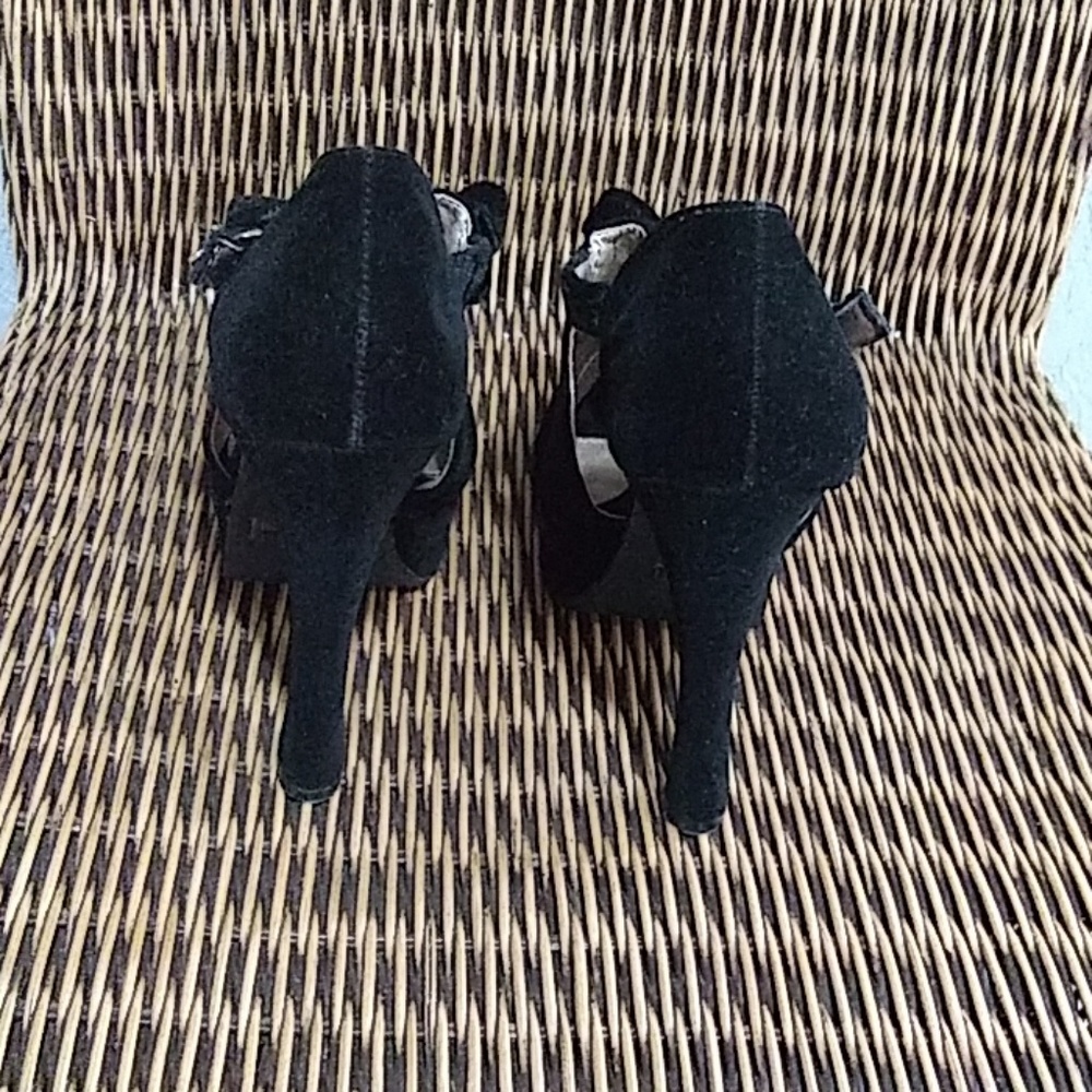 Shoes - Picture 4 of 5